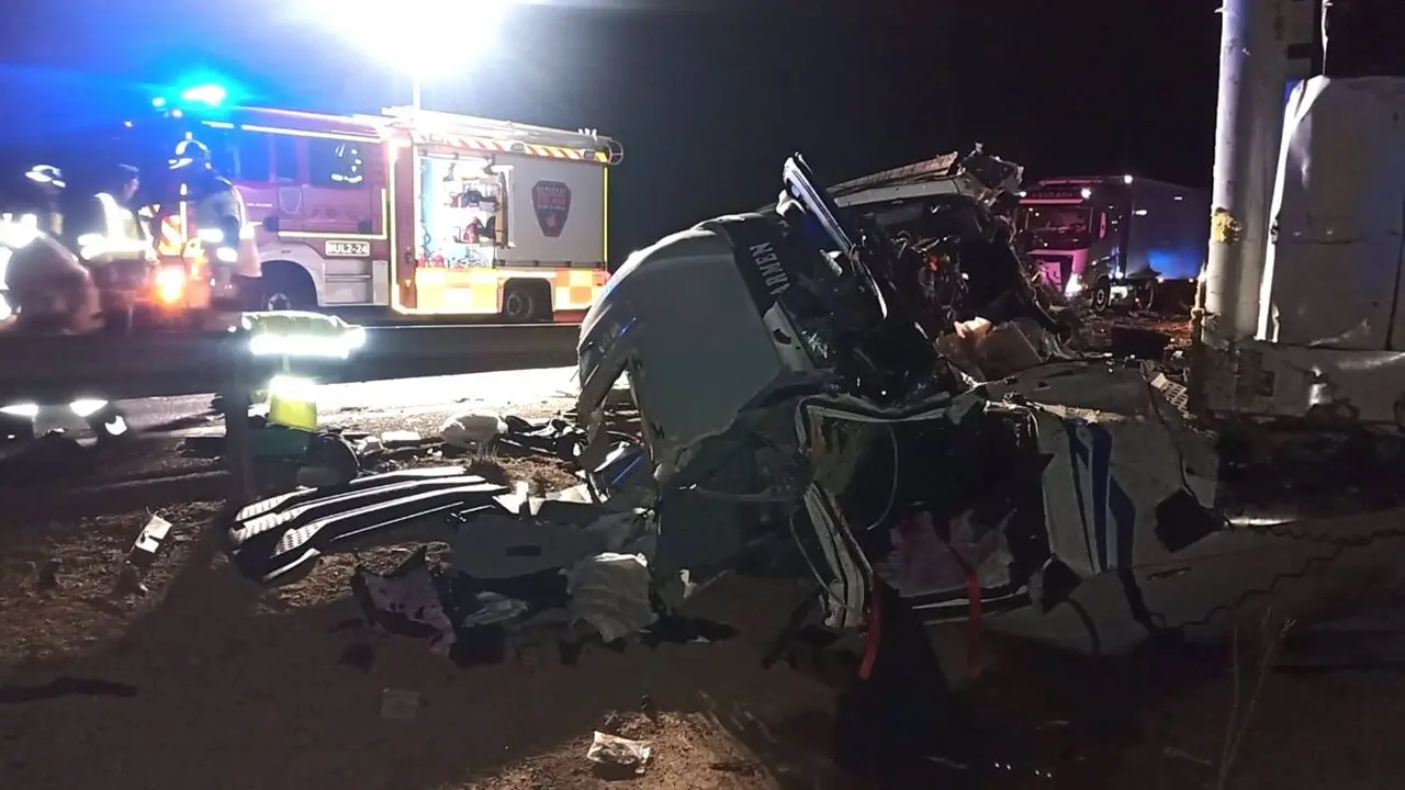 Un muerto y un herido grave en una colisión entre una furgoneta y un camión, accidente de tráfico, choque,