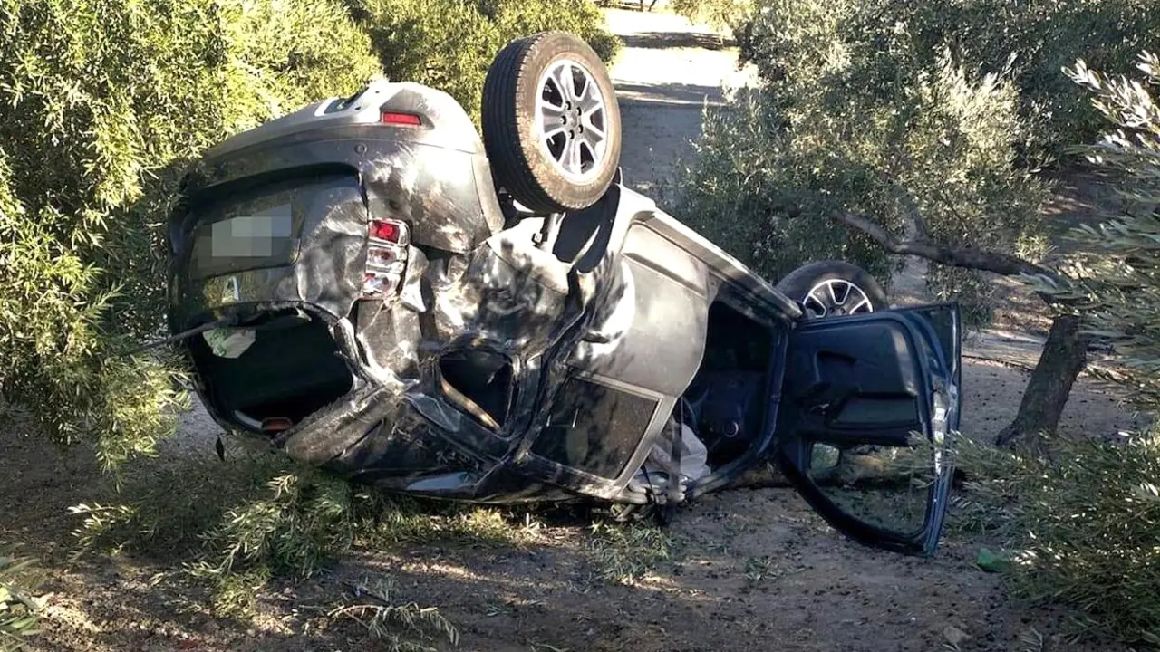 Imagen de archivo de un accidente de tráfico con un turismo implicado y volcado en&nbsp; un olivar tras salirse de la vía
