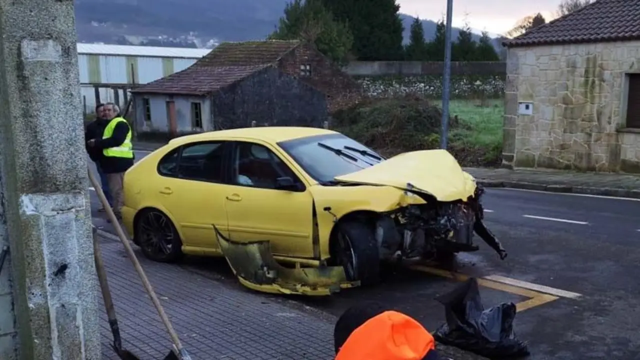 Muere un hombre tras salirse de la vía su vehículo y colisionar contra un muro, accidente de tráfico, choque, colisión, salida de vía,