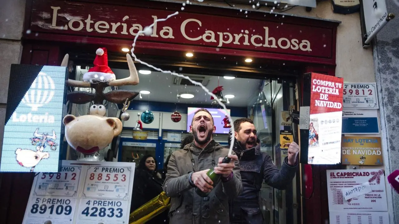 Celebración a las puertas de la administración de loterías La Caprichosa de Toledo que ha vendido décimos del 'Gordo' y de varios quintos premios del Sorteo de la Lotería de Navidad - EP/Mateo Lanzuela