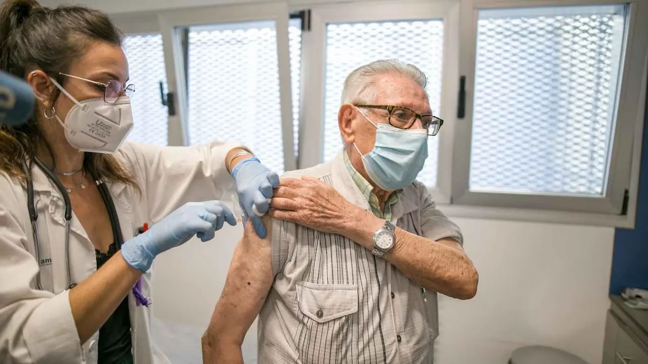 Un paciente se vacuna contra la gripe en un centro sanitario público de Castilla-La Mancha