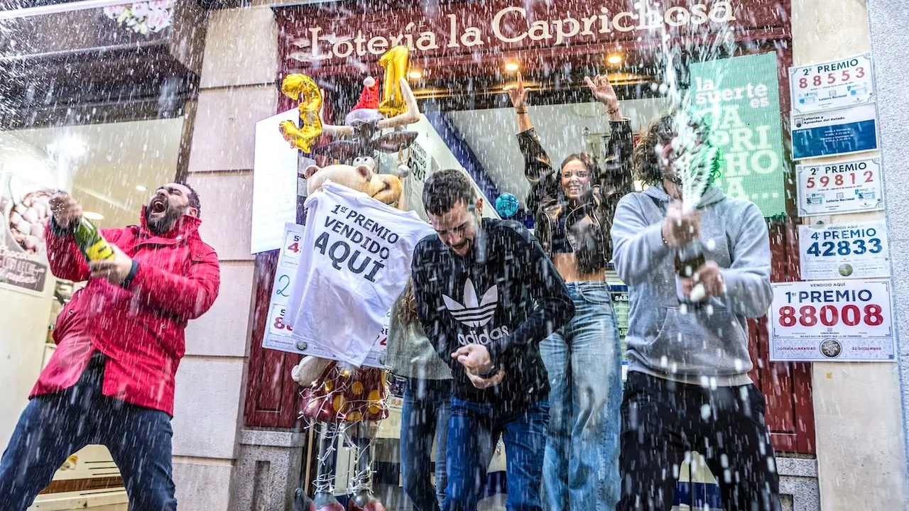 La administración de loterías número 12 de Toledo, La Caprichosa, que regentan los hermanos Rodrigo y Carlos, ha vendido parte del primer y del tercer premio del sorteo extraordinario del Niño, tras haber dado el Gordo y cuatro quintos premios en el sorteo de Navidad - EFE/Ángeles Visdómine