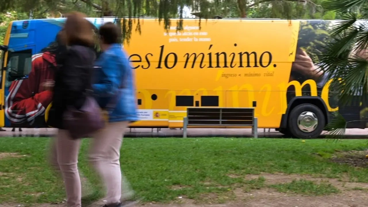 El autobús del Ingreso Mínimo Vital (IMV) que estuvo recorriendo España para informar a posibles beneficiarios de la prestación - EFE/Jesús Monroy