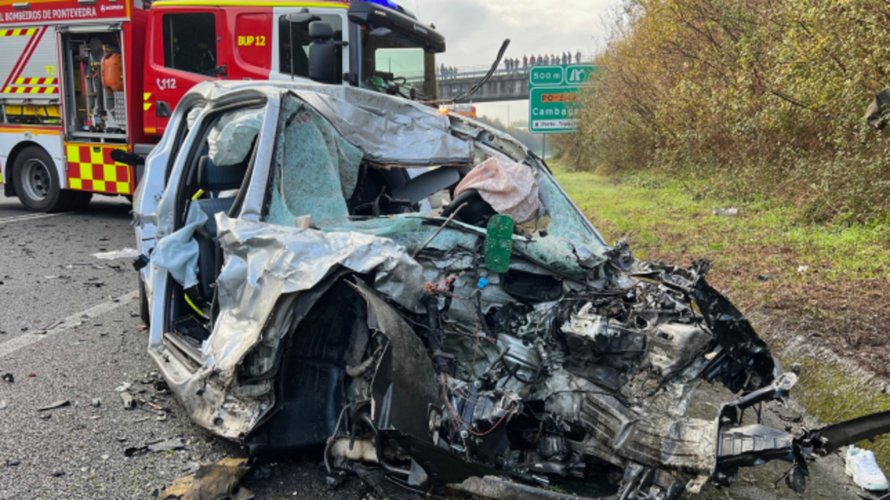 Trágico accidente de tráfico: una niña de 8 años y su madre mueren al chocar con un camión, choque, colisión, salida de vía, salirse de la vía