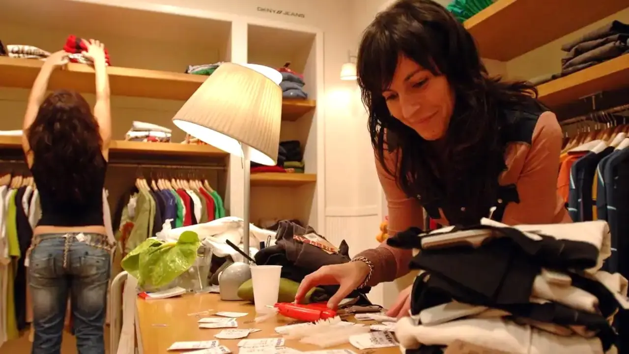 En la imagen de archivo empleadas - dependientas trabajan en un comercio minorista de venta de ropa y complementos, trabajadoras, tienda,&nbsp;