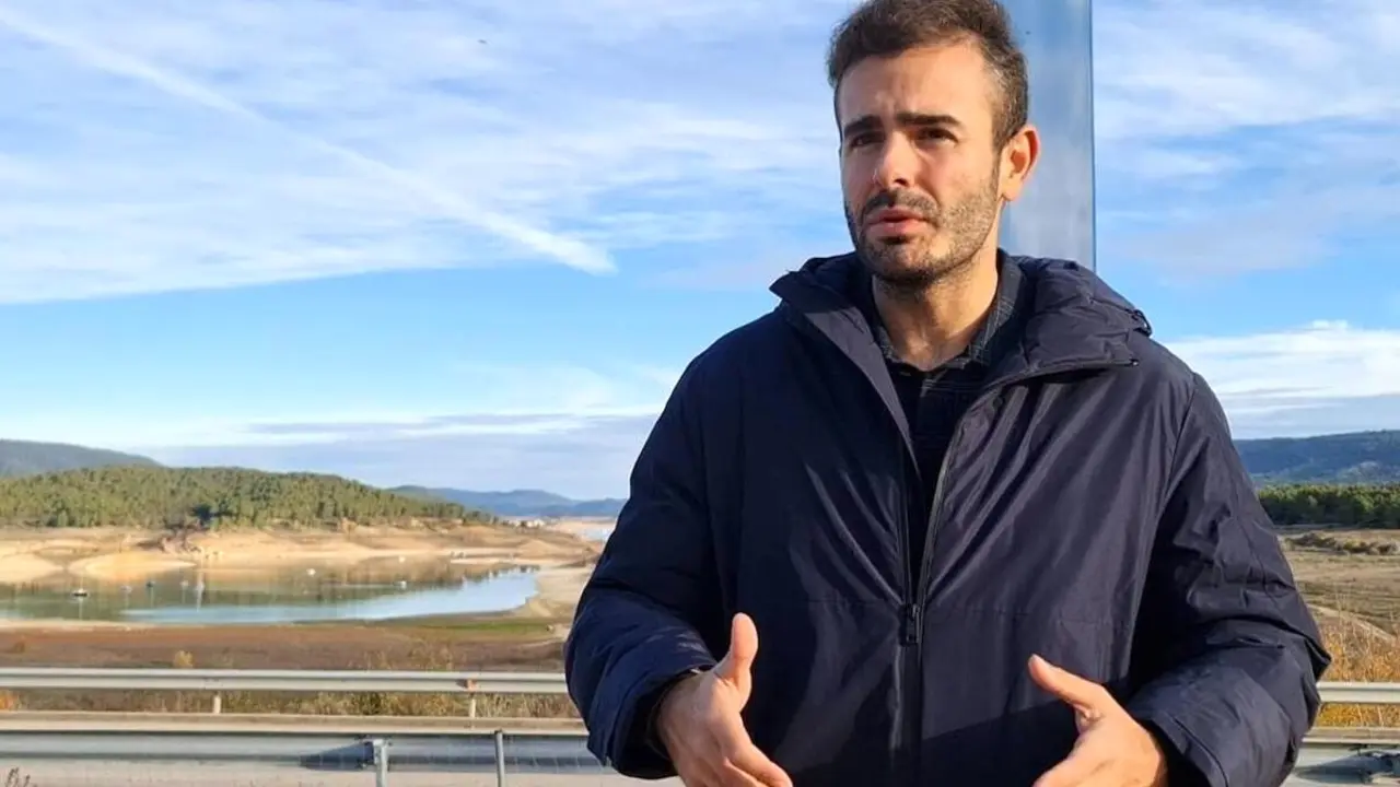 El presidente de los Municipios Ribereños de los Embalses de Entrepeñas y Buendía, Borja Castro, en una imagen de archivo junto a los embalses de la cabecera del rio Tajo