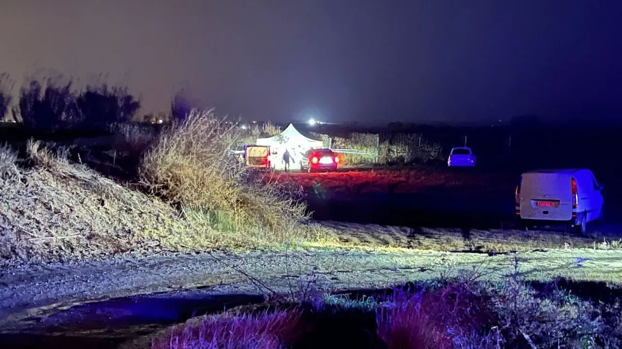 Encuentran a un hombre brutalmente asesinado en un camino de una zona rural, asesinato, crimen, cadáver