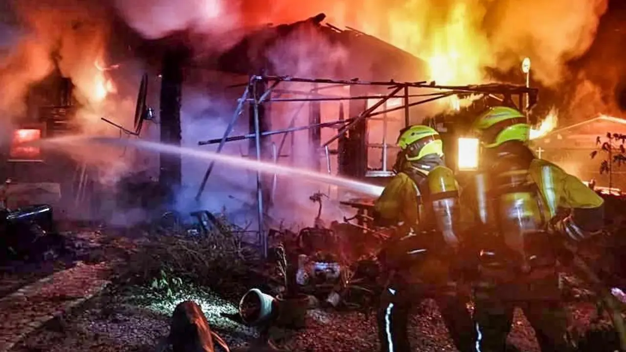 Un muerto y dos afectados tras un incendio en una casa de madera en un camping, bomberos