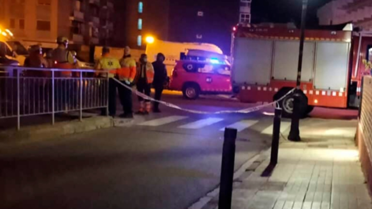 Un muerto y tres heridos graves al incendiarse un piso con varias personas dentro, bomberos, incendio,