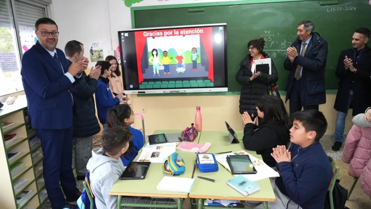 El consejero de Educación, Cultura y Deportes de Castilla-La Mancha, Amador Pastor, durante la visita realizada al CEIP ‘Carrasco Alcalde’ de Herencia (Ciudad Real)