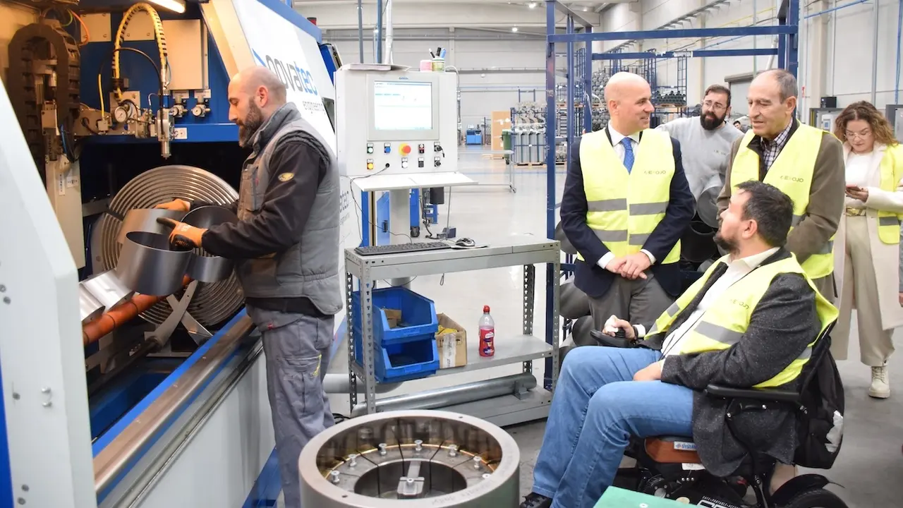 El director general de Empresas del Gobierno de Castilla-La Mancha, Javier Rosell, visita las instalaciones de Exojo SL, en el Polígono Industrial El Salvador II de La Roda (Albacete)
