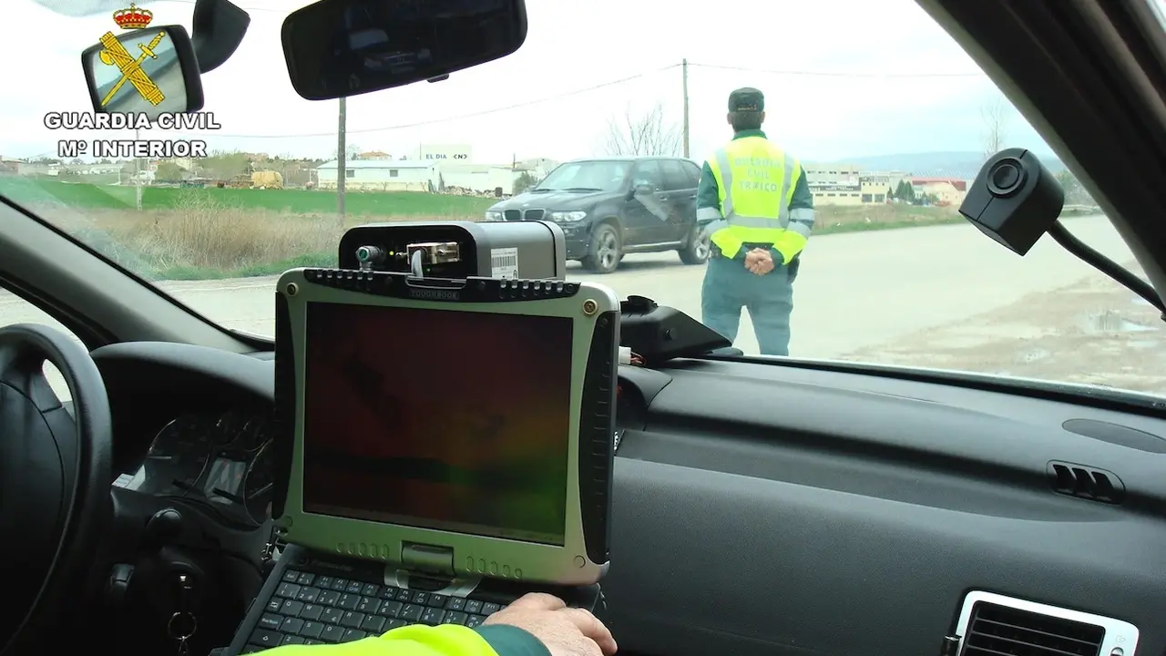 Investigado por conducir 22 km en sentido contrario huyendo de la Guardia Civil, tráfico, radar, velocidad, control