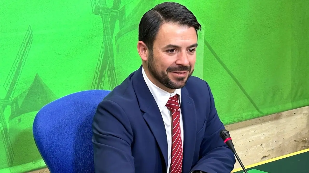 El portavoz de Vox en las Cortes de Castilla-La Mancha, Iván Sánchez, en rueda de prensa - Archivo