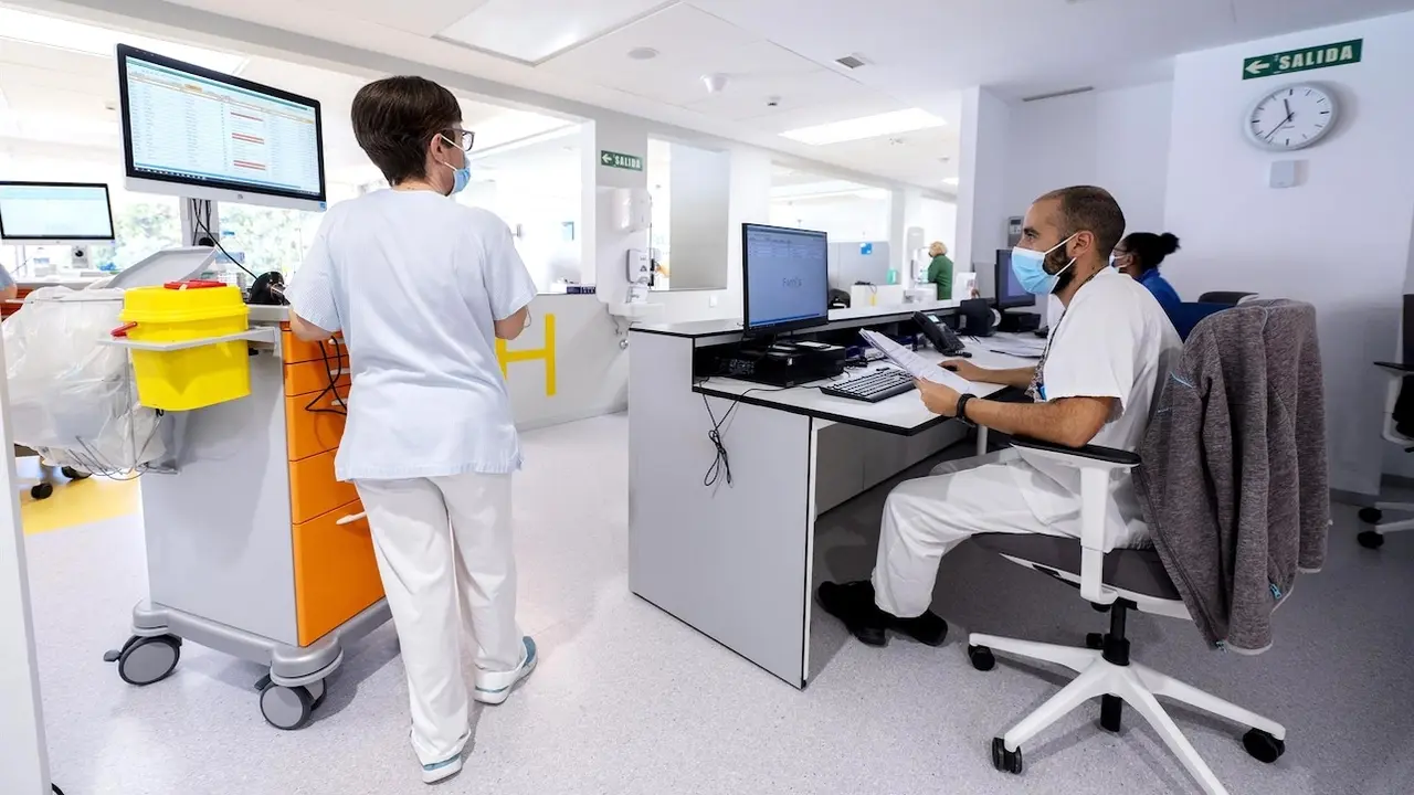 En la imagen de archivo sanitarios en un hospital usando la mascarilla ante el repunte de los virus respiratorios