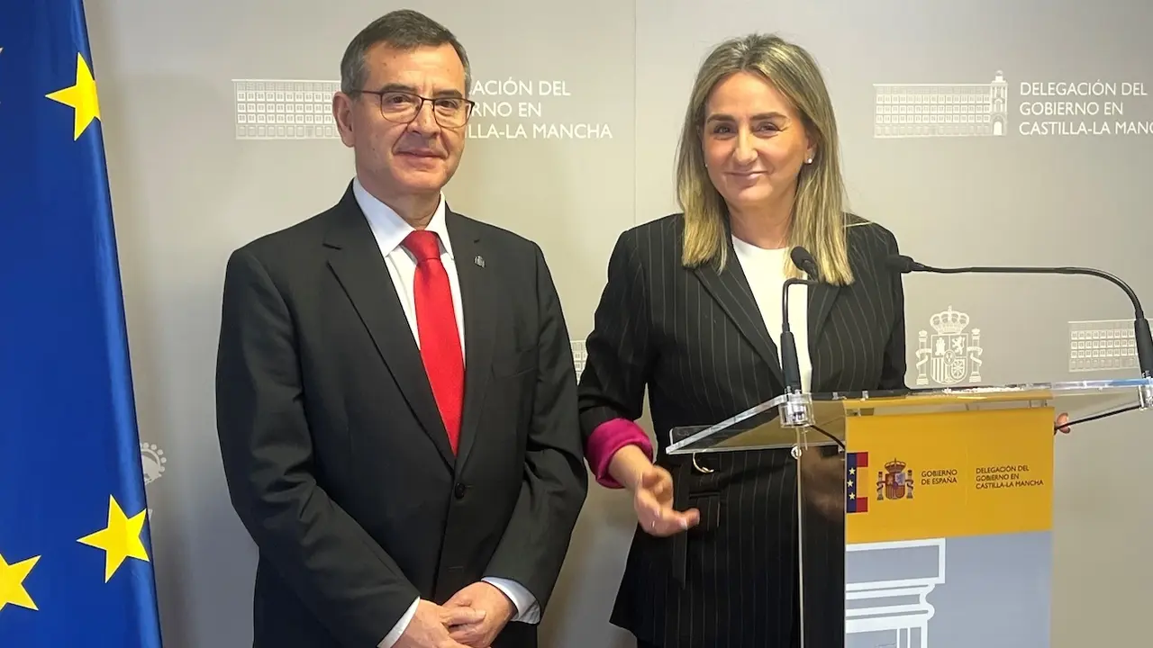 La delegada del Gobierno en Castilla-La Mancha, Milagros Tolón, durante la rueda de prensa que ha ofrecido acompañada del subdelegado en Toledo, Carlos Ángel Devia
