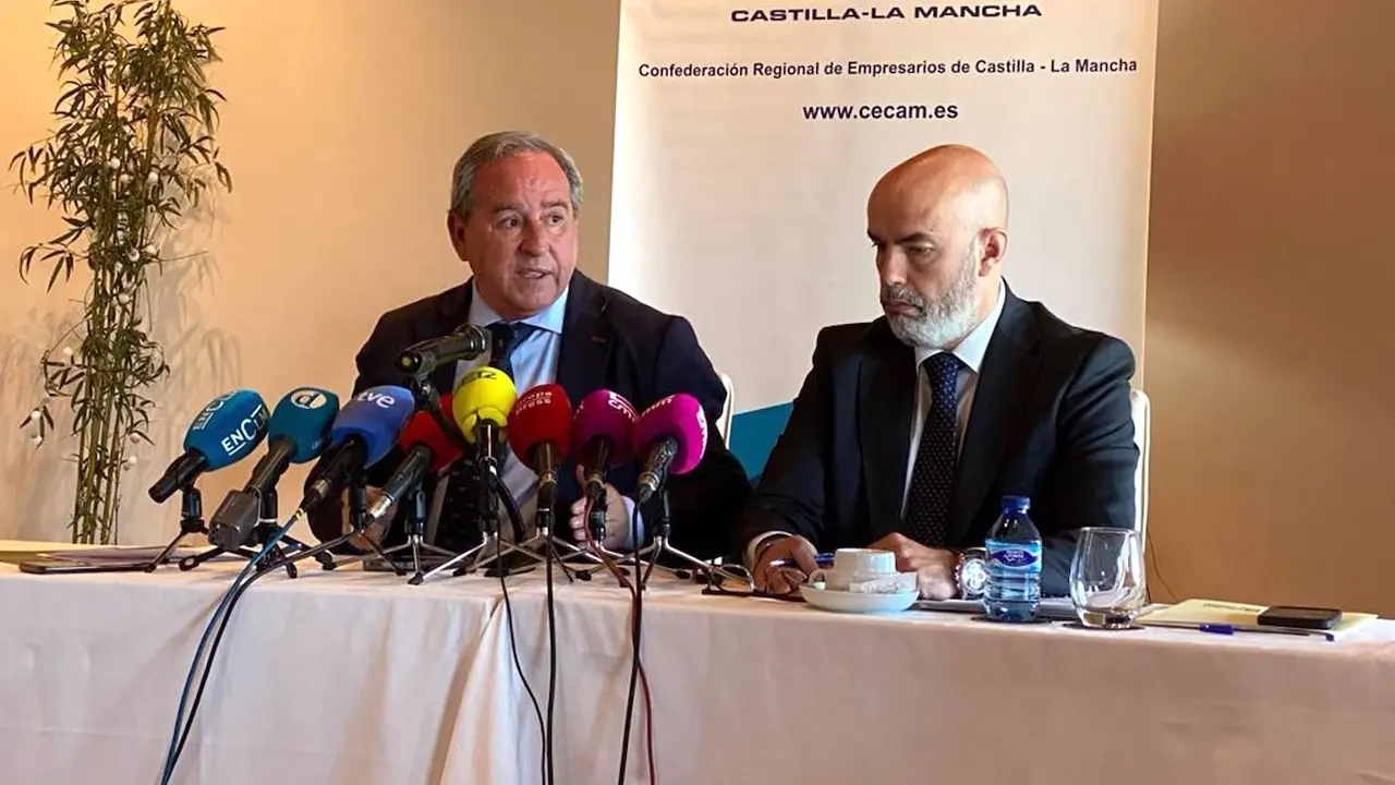 El presidente de la Confederación de Empresarios de Castilla-La Mancha (CECAM), Ángel Nicolás, durante un desayuno informativo ofrecido en Toledo - EP