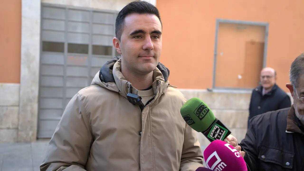 El viceportavoz del PSOE en el Ayuntamiento de Guadalajara, Juan Flores, atendiendo a los medios de comunicación