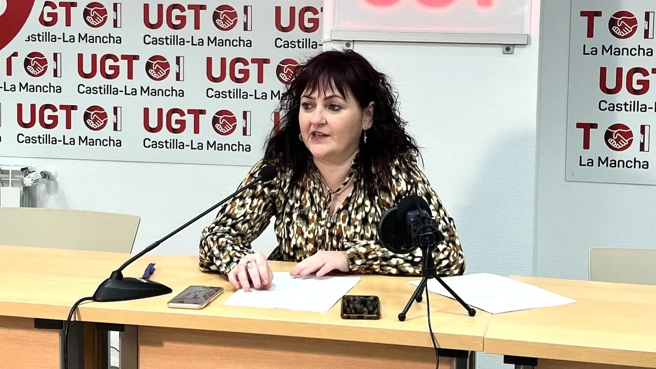 La secretaria de Empleo y Política Sindical de UGT Castilla-La Mancha, Isabel Carrascosa, durante la rueda de prensa que ha ofrecido en la sede del sindicato