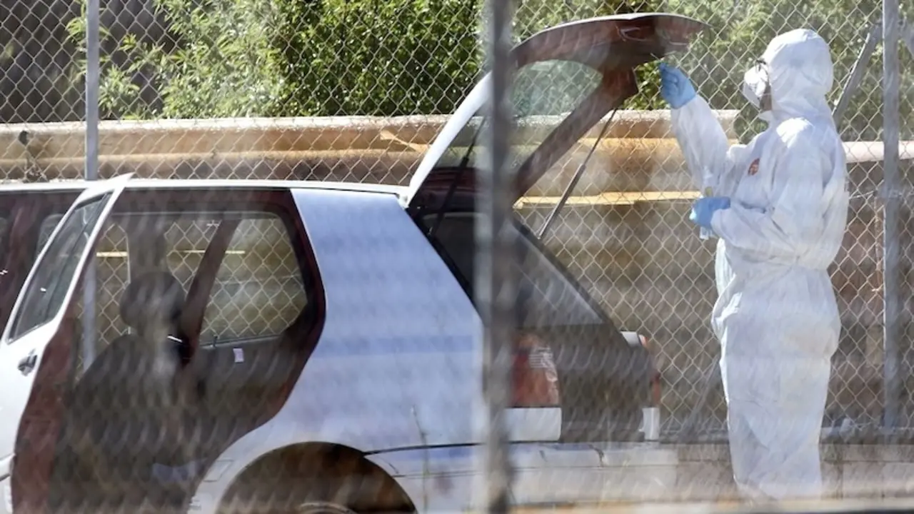 asesinato, crimen, cadáver, coche aparcado, estacionado, vehículo, tiroteo,
