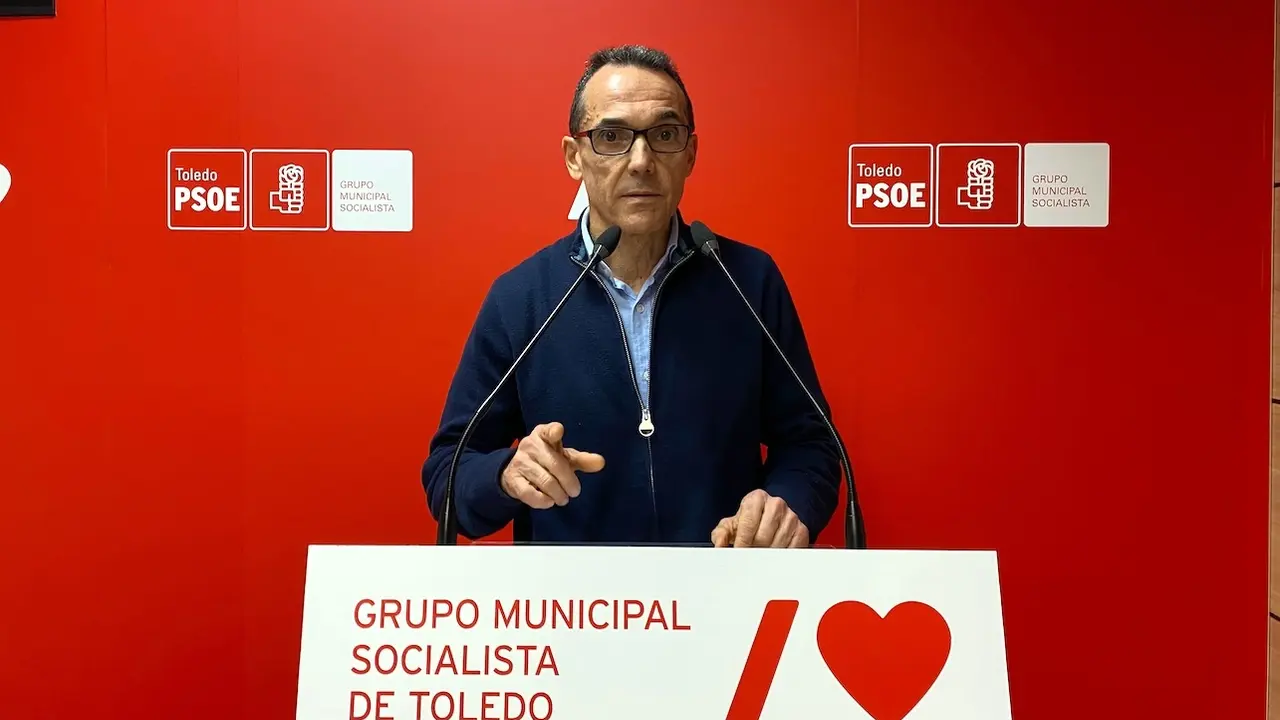 El concejal del PSOE en el Ayuntamiento de Toledo, José Carlos Vega, durante la rueda de prensa que ha ofrecido