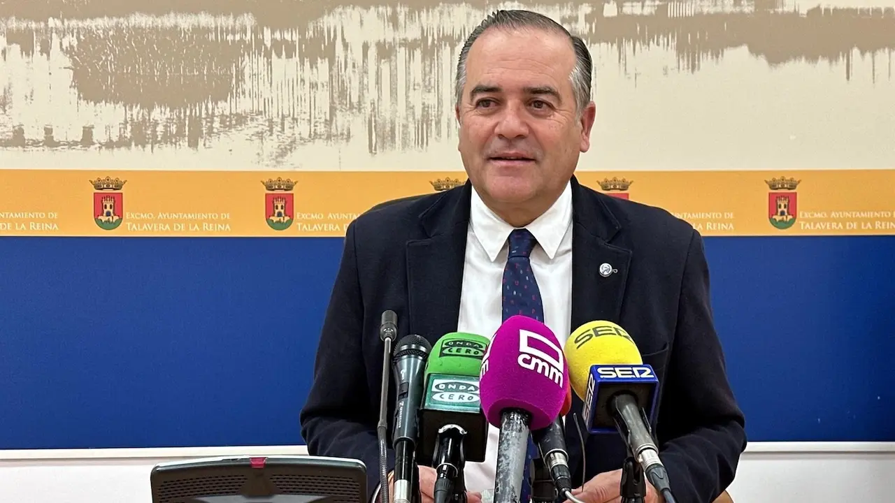 El alcalde de Talavera de la Reina (Toledo), José Julián Gregorio, en rueda de prensa en el Consistorio