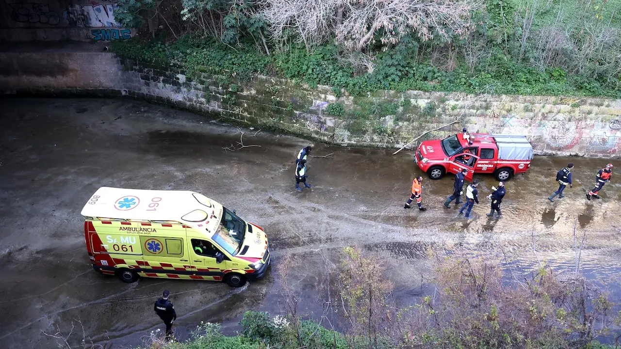 Muere un hombre de 40 años encontrado gravemente herido tirado bajo un puente, cadáver rescate, geas, arroyo,