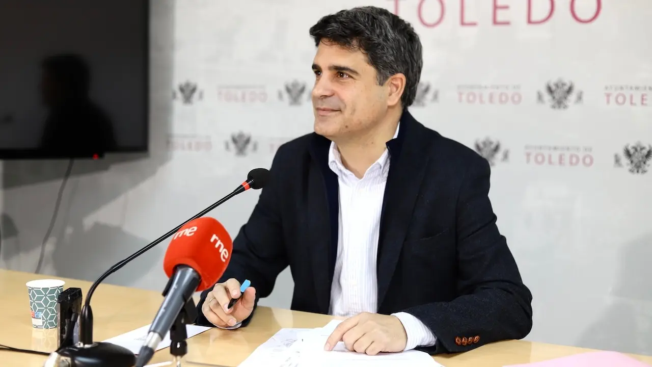 El portavoz del Ayuntamiento de Toledo y concejal de Hacienda, Juan José Alcalde, durante la rueda de prensa que ha ofrecido en el Consistorio