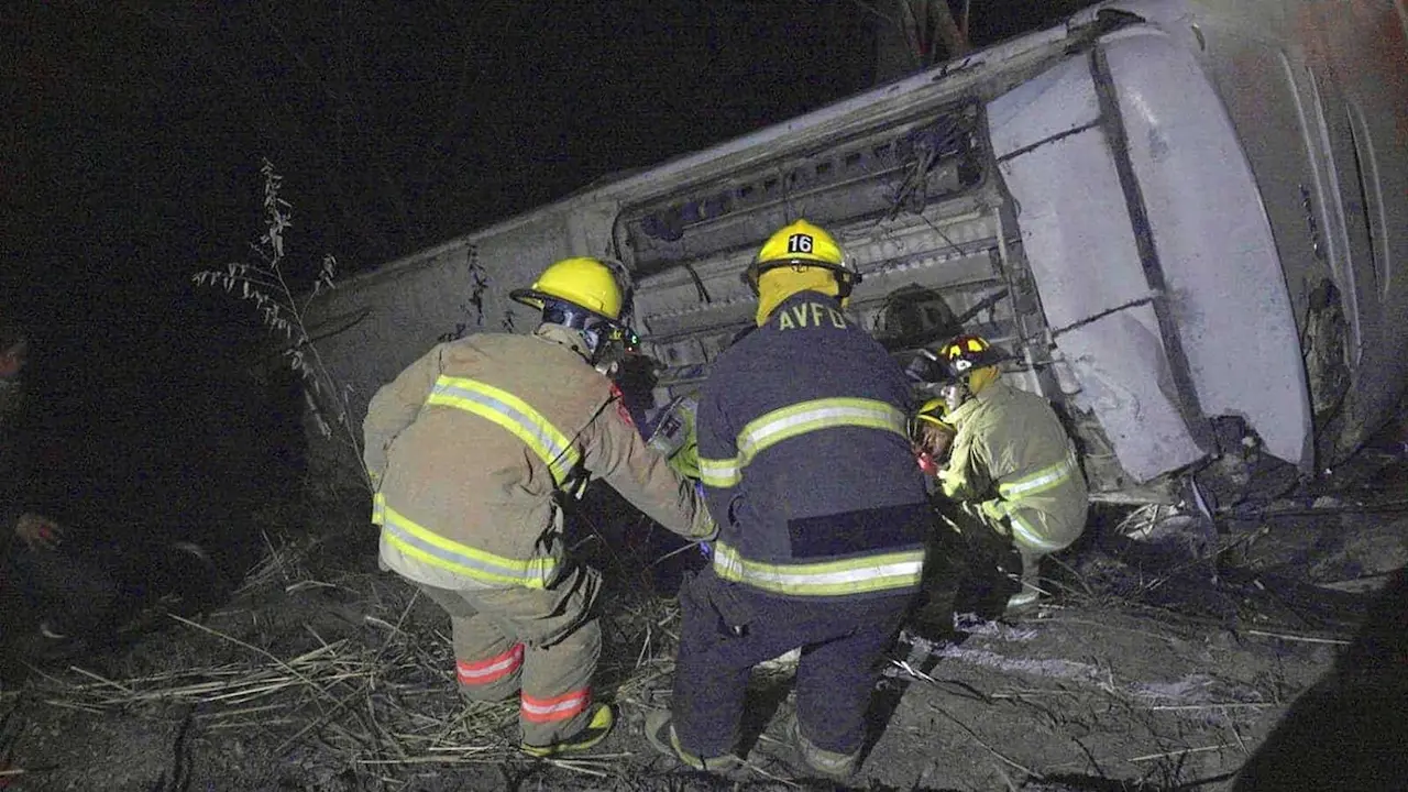 Al menos 17 muertos tras salirse de la carretera un autobús y caer por un barranco