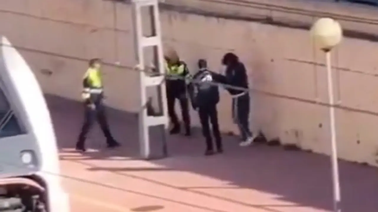 VIDEO. Se cuelan en el tren y atacan con cuchillos a los vigilantes cuando les hacen bajar