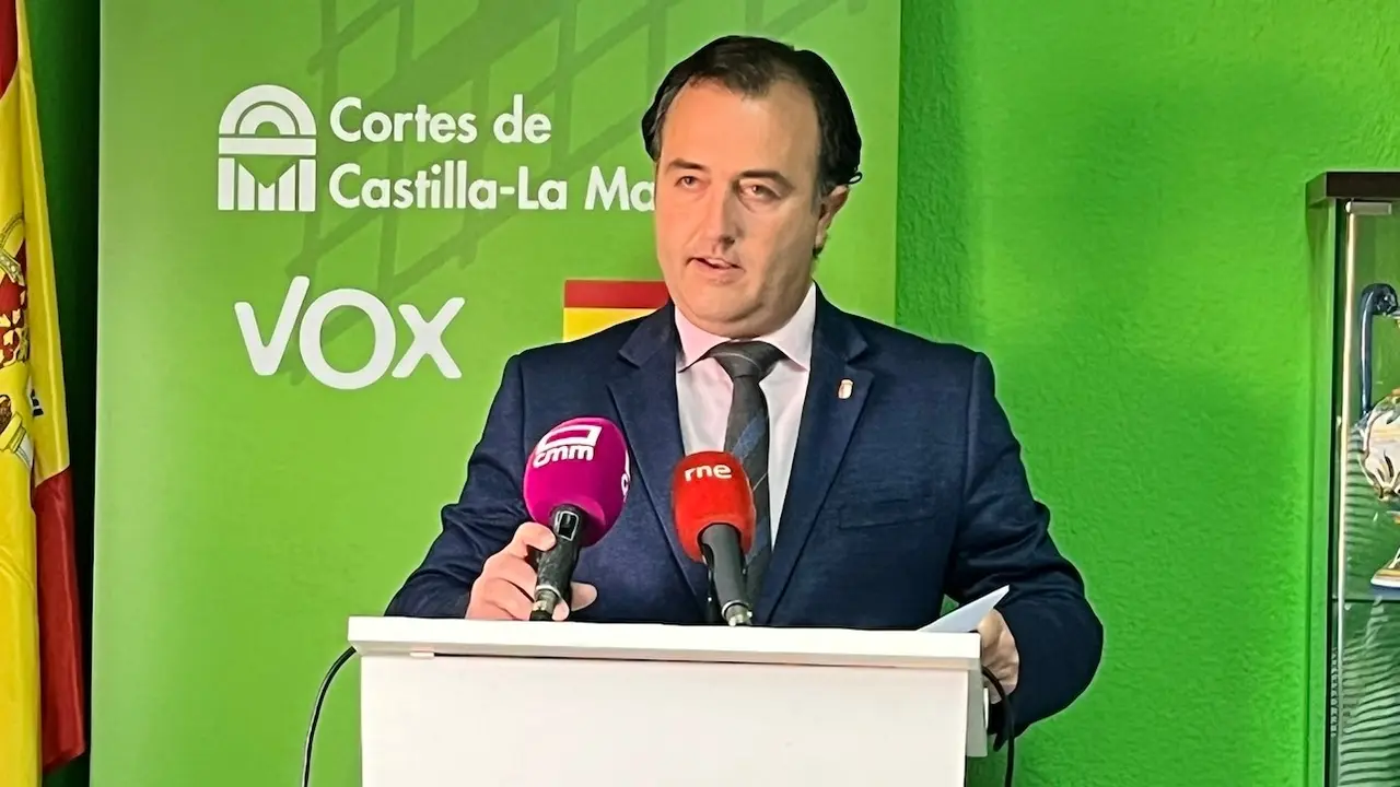 El presidente de Vox en las Cortes de Castilla-La Mancha, David Moreno, durante la rueda de prensa que ha ofrecido