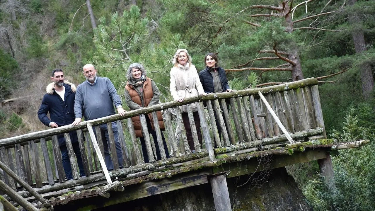 El vicepresidente primero del Gobierno regional, José Luis Martínez Guijarro, y la Consejera de Desarrollo Sostenible, Mercedes Gómez, han asistido a la suelta de dos ejemplares de lobo ibérico en el parque cinegético de ‘El Hosquillo’