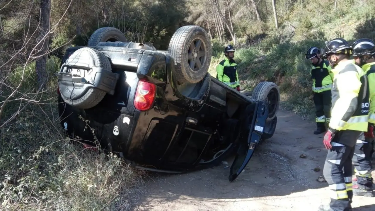 Imagen de archivo de un accidente con un vehículo volcado tras salirse de vía en un camino, todoterreno,