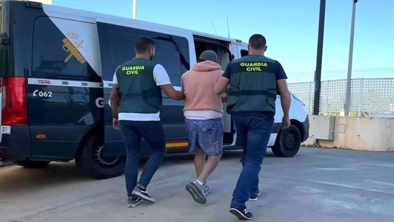 En la imagen de archivo agentes de la Guardia Civil practicando una detención en el marco de una operación