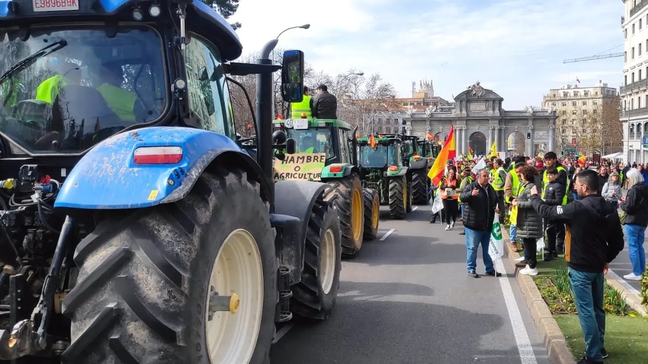 Tractores y agricultores este miércoles en la Puerta de Alcalá, en Madrid - EP/Daniel Baqués