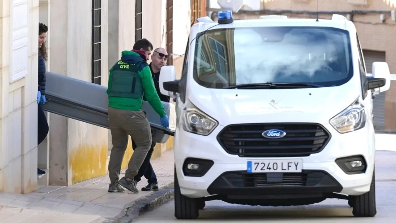Agentes de la Guardia Civil y forenses sacan el cadáver de Candida de 54 años de la vivienda de Aldea del Rey (Ciudad Real) en la que ha tenido lugar su asesinato a manos de su marido - EFE/Jesús Monroy