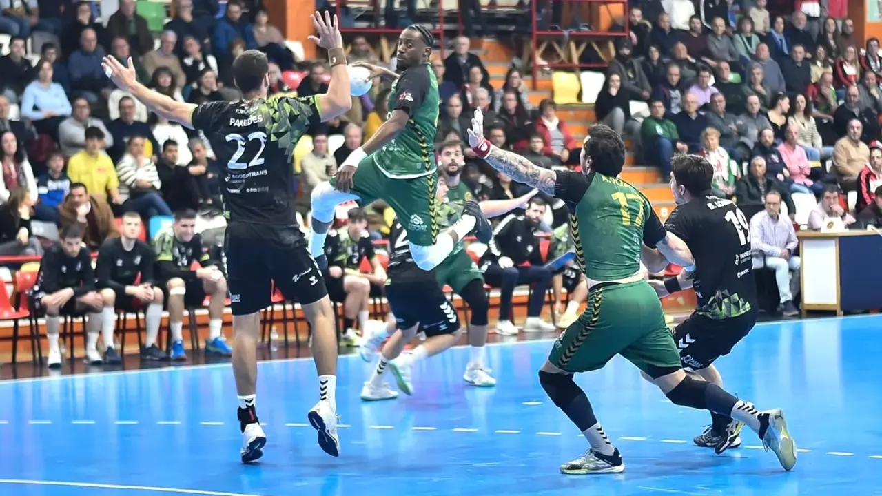 El Bathco Torrelavega se lleva un intenso partido en su visita a Cuenca (25-28) - Fotografía: J.A.Lillo