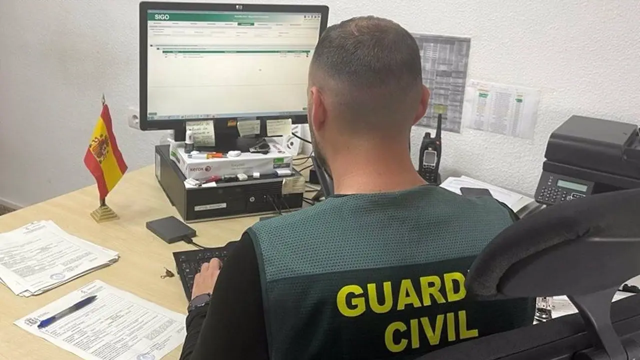Un investigado por suplantar la identidad de otras personas en un casino virtual, Guardia Civil, agente, detenido,