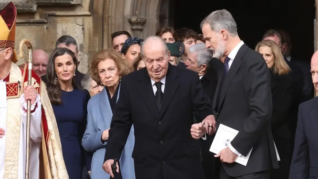 En la imagen de izz. a dcha. la reina Letizia, la reina Sofía, el rey Juan Carlos I, el rey Felipe VI, reyes de España, casa real, familia real, infanta Elena