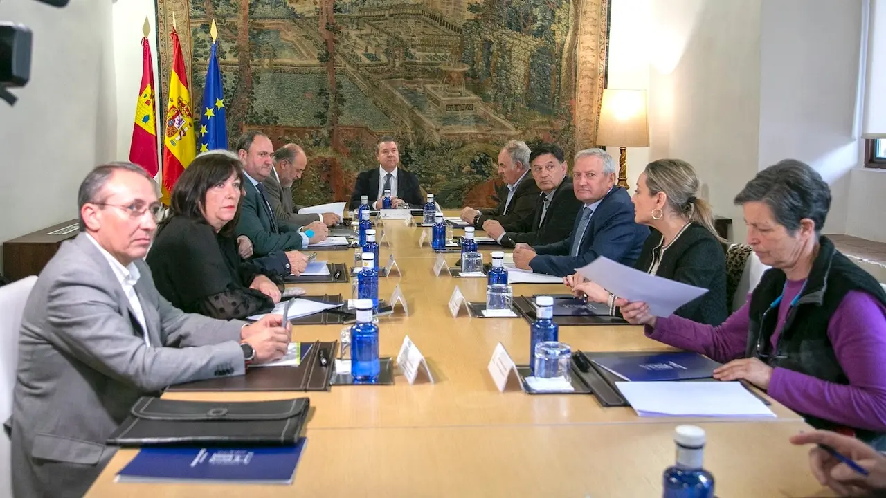 El presidente de Castilla-La Mancha, Emiliano García-Page, se ha reunido, en el Palacio de Fuensalida de Toledo, con organizaciones profesionales agrarias y Cooperativas Agroalimentarias&nbsp;de&nbsp;la&nbsp;región