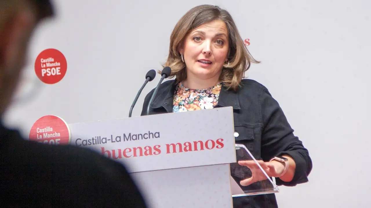 La diputada del PSOE en las Cortes de Castilla-La Mancha, Charo García Saco, durante la rueda de prensa que ha ofrecido en la sede de los socialistas en Toledo