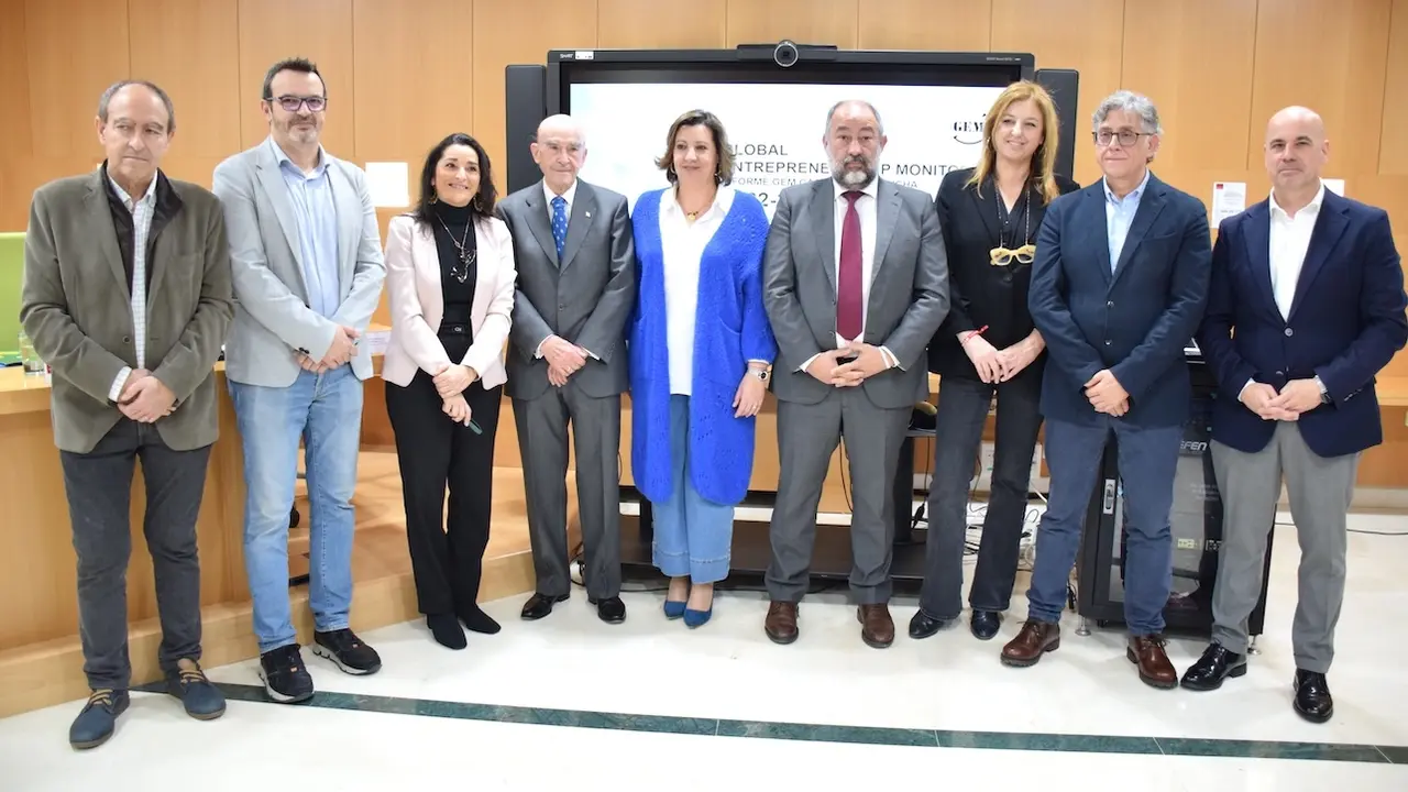 La consejera de Economía, Empresas y Empleo, Patricia Franco, y el rector de la Universidad de Castilla-La Mancha, Julián Garde, han presentado, en la Escuela Internacional de Doctorado del Campus Universitario de Albacete, los resultados del Informe Global Entrepreneurship Monitor (GEM) sobre emprendimiento en la región