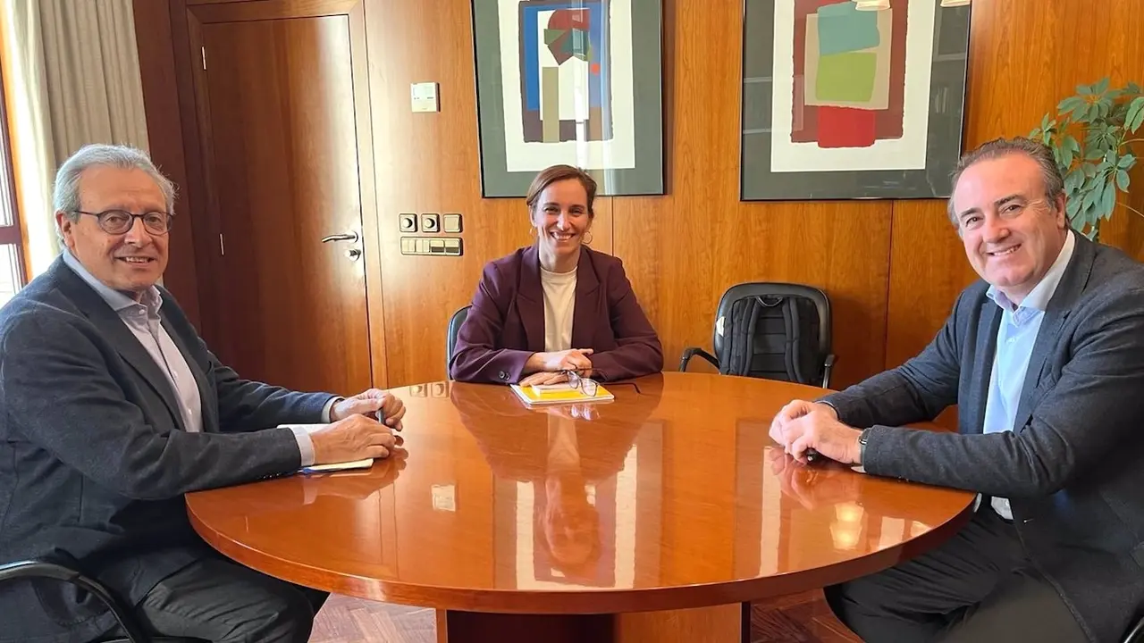 La ministra de Sanidad, Mónica García, durante la reunión que ha mantenido con la Confederación Estatal de Sindicatos Médicos (CESM)