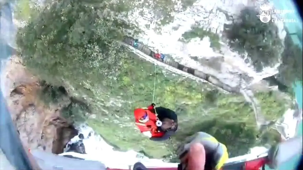 Rescatan en helicóptero a una joven de Cuenca lesionada en el Faro del Caballo, en Santoña (Cantabria)