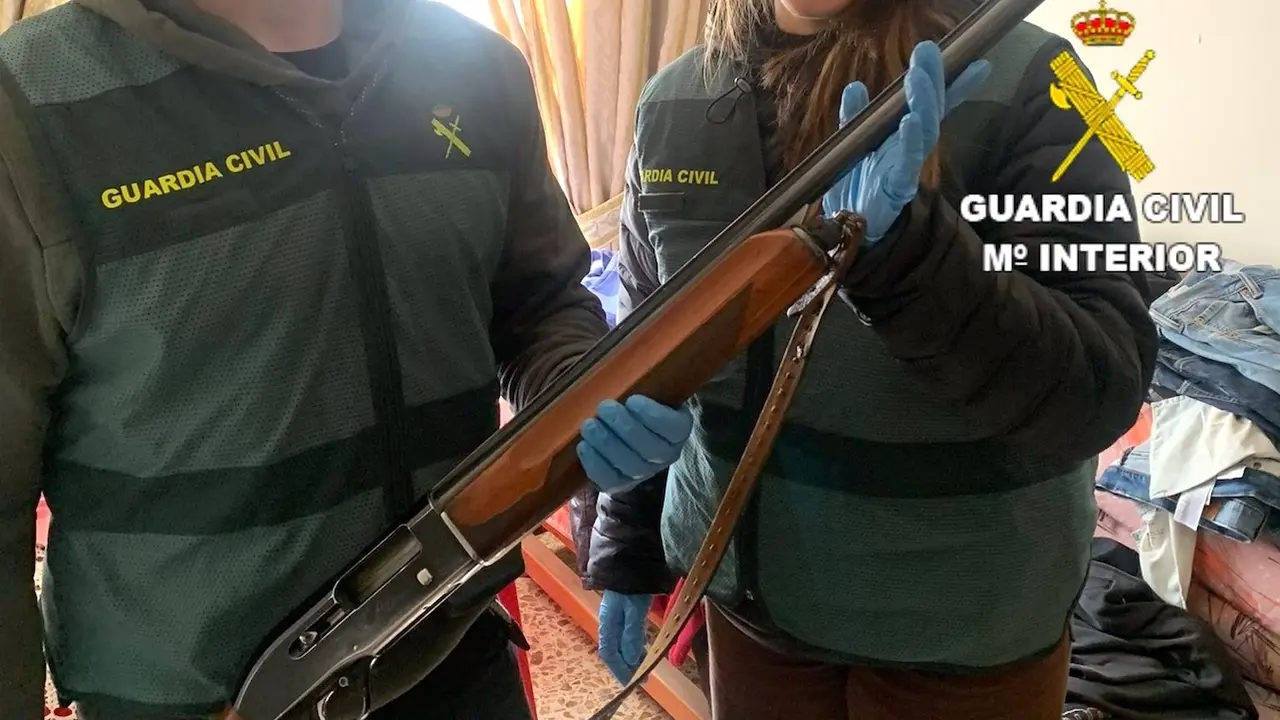 Detenido tras revocarle la licencia de armas y negarse a entregar su escopeta