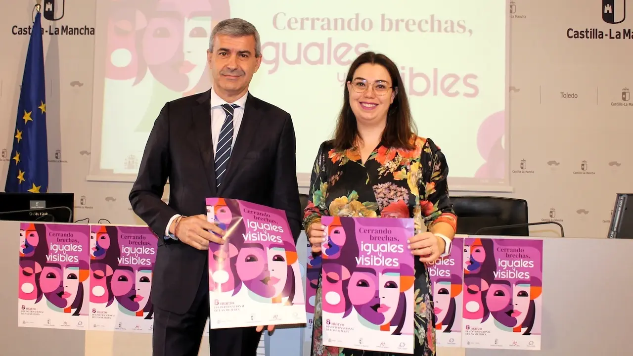 El delegado de la Junta en Toledo, Álvaro Gutiérrez, y la delegada provincial de Igualdad, Nuria Cogolludo, han dado a conocer las actividades organizadas por los 24 centros de la mujer para conmemorar el 8M