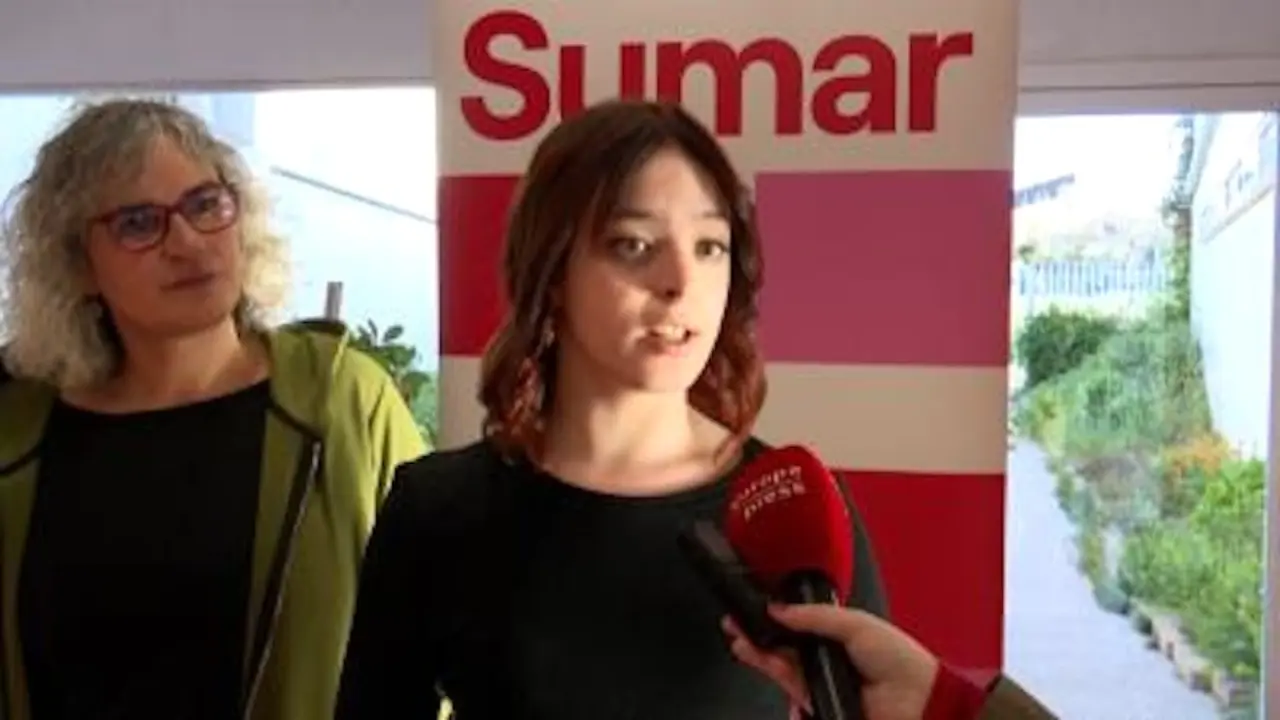 La escritora, activista y miembro del Consejo Ejecutivo de Sumar, Elizabeth Duval, atendiendo a los medios este viernes en Toledo