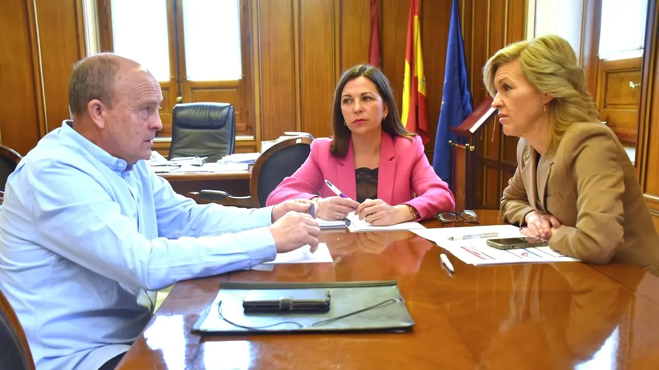 La vicepresidenta de la Diputación de Cuenca, Nuria Illana, y la delegada de la Junta en Cuenca, Marian López, se han reunido con el alcalde de Fuentelespino de Moya