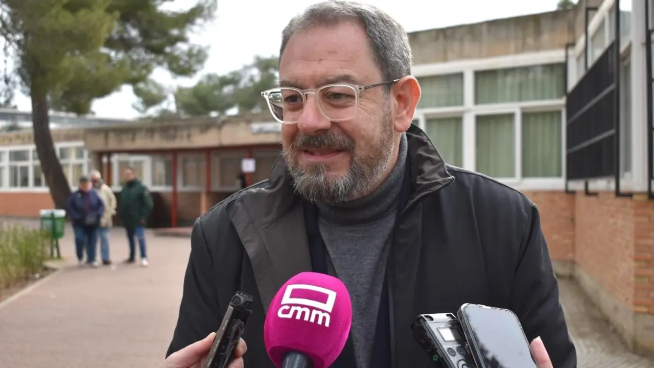 El viceconsejero de Administración Local y Coordinación Administrativa del Gobierno de Castilla-La Mancha, Eusebio Robles, atendiendo a los medios este sábado en Toledo