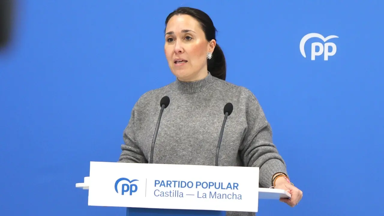La viceportavoz del PP de Castilla-La Mancha, Alejandra Hernández, durante la rueda de prensa que ha ofrecido en la sede de los 'populares' en Toledo