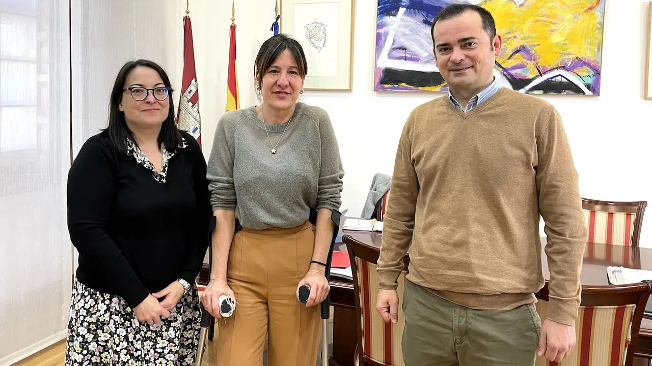 La delegada de la Junta de Comunidades en Ciudad Real, Blanca Fernández, durante el encuentro con la presidenta de la Asociación de Cofradías de Ciudad Real, Yolanda Gómez